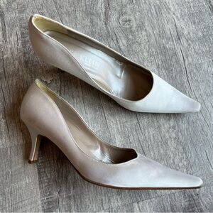 Vintage Anne Klein Kitty Shoes Pointy Toe Satin Heels Size 11 ivory